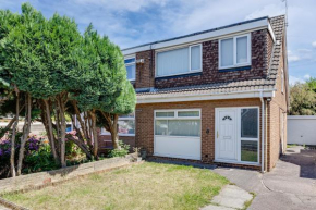 Lovely 3 bedroom house with parking close to Mcr